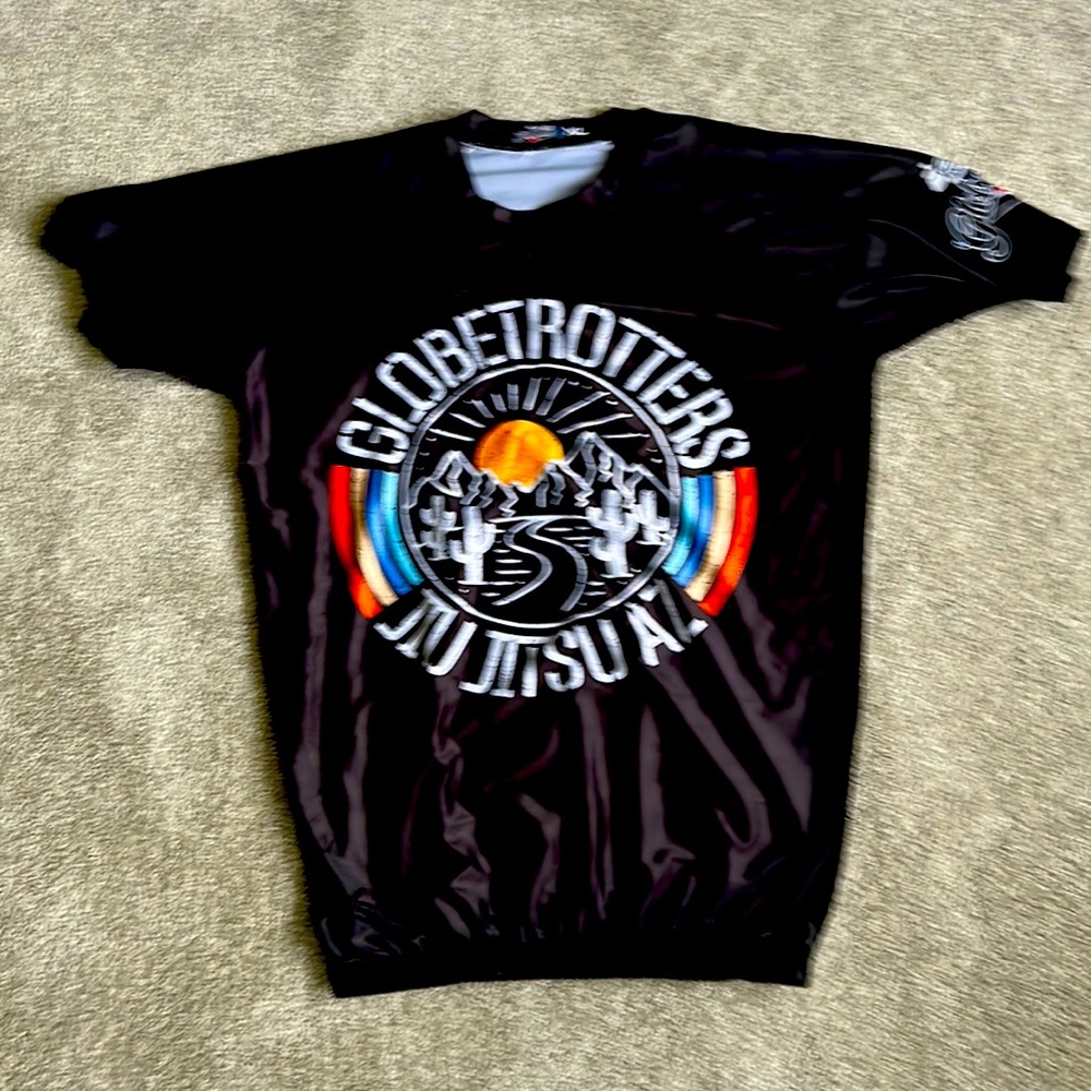 XL Globetrotters JJ Rash Guard never worn with an elastic bottom